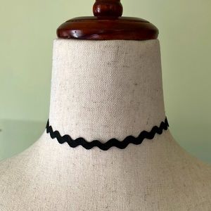 Trendy Ripple Wave Black Choker